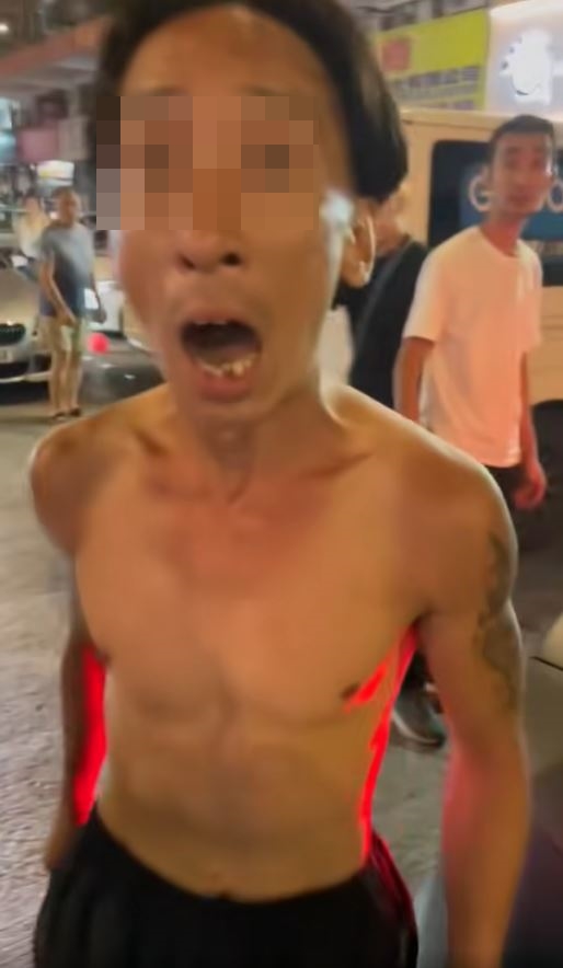 赤膊男不斷趨前，嚇唬司機。fb車cam L（香港群組）圖片