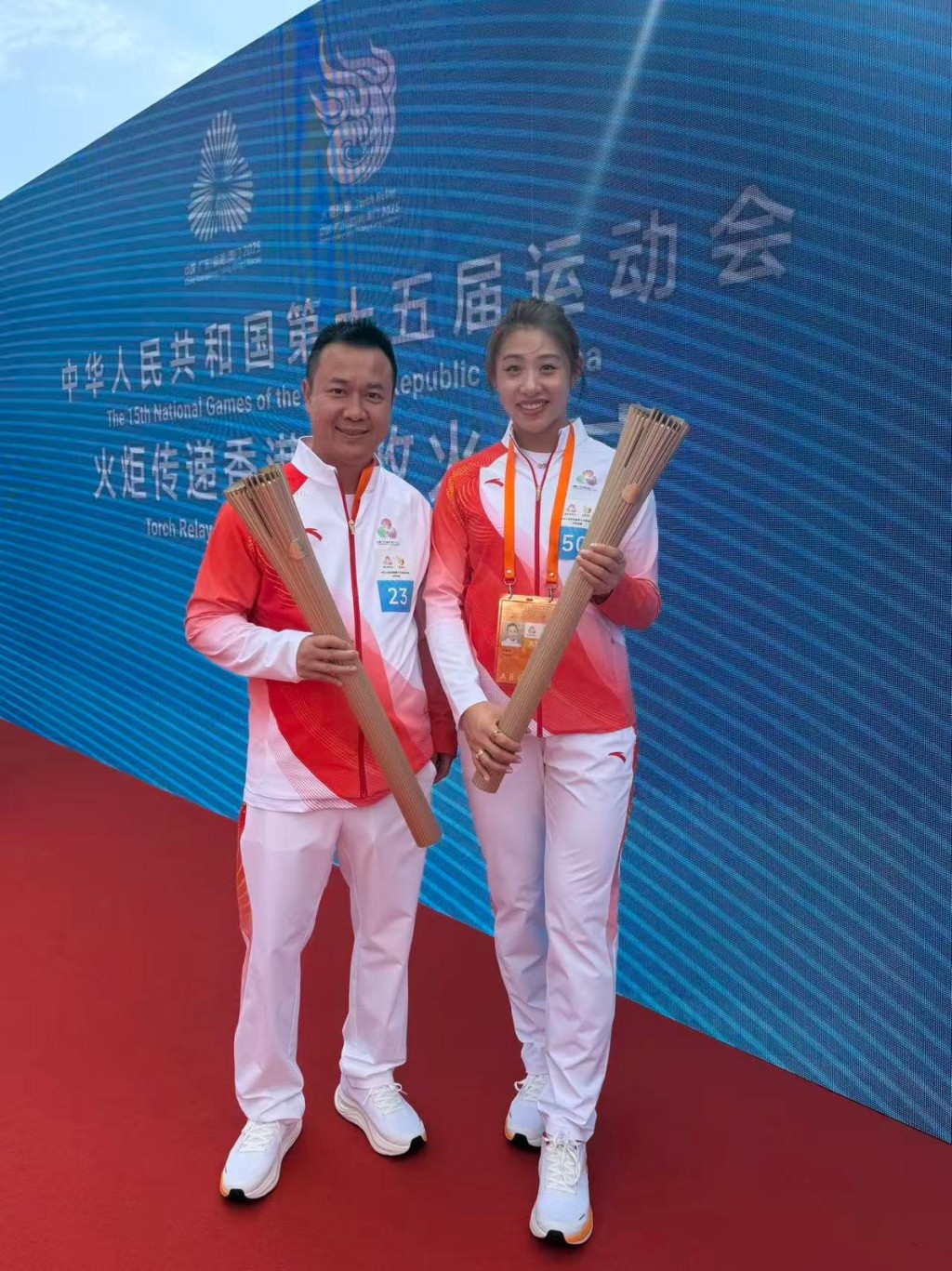 李靜又與尾棒佘繕妡合照,並表示同一頭一尾合影好驕傲。受訪者提供 李靜又與尾棒佘繕妡合照,並表示同一頭一尾合影好驕傲。受訪者提供