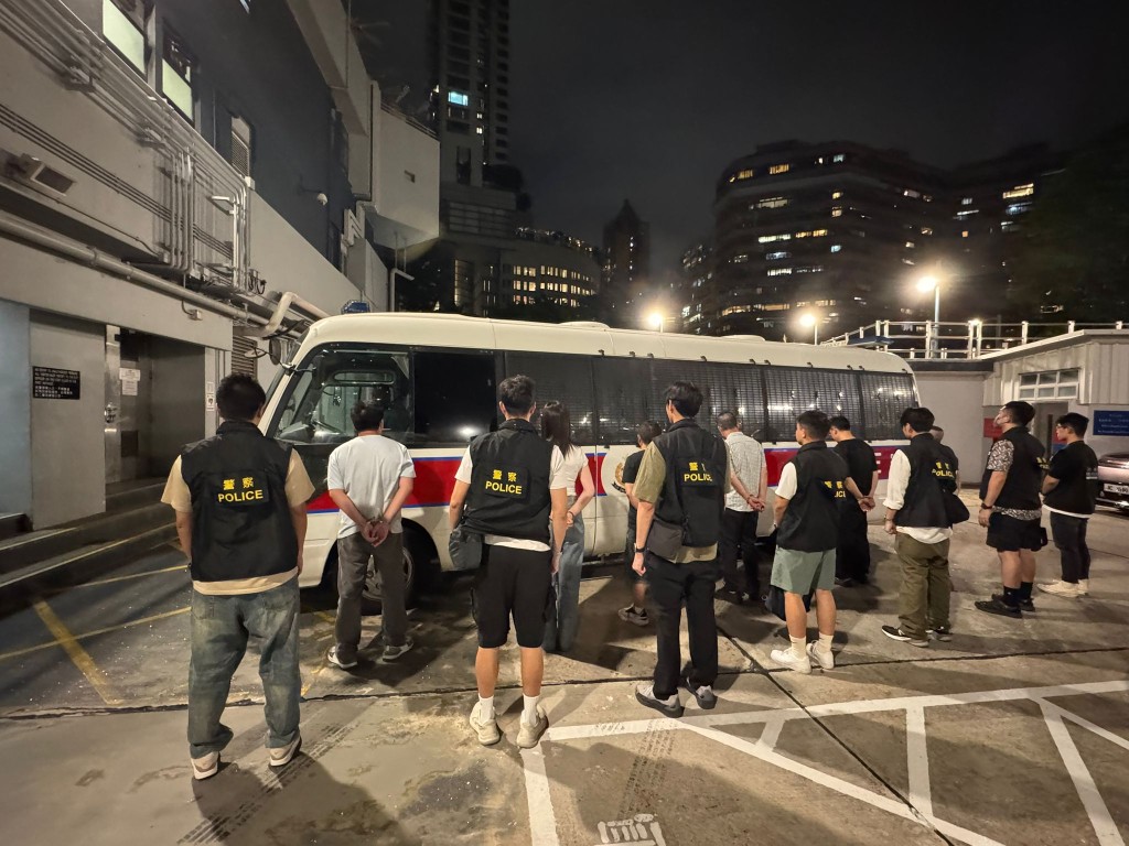 被捕人懷疑曾在場外以高價兜售演唱會門票。警方圖片