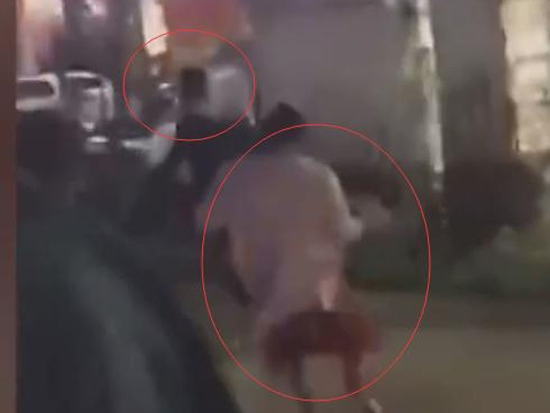 男子慘被大媽拿磚追打。（網圖）