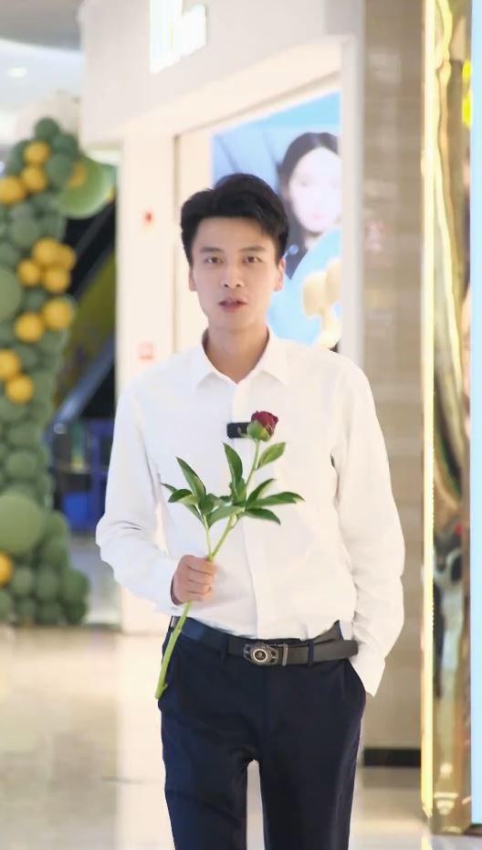 徐暢憑帥氣外形，直播帶貨芍藥花大受歡迎。抖音＠墊江曹回徐副鎮長（公益助農）