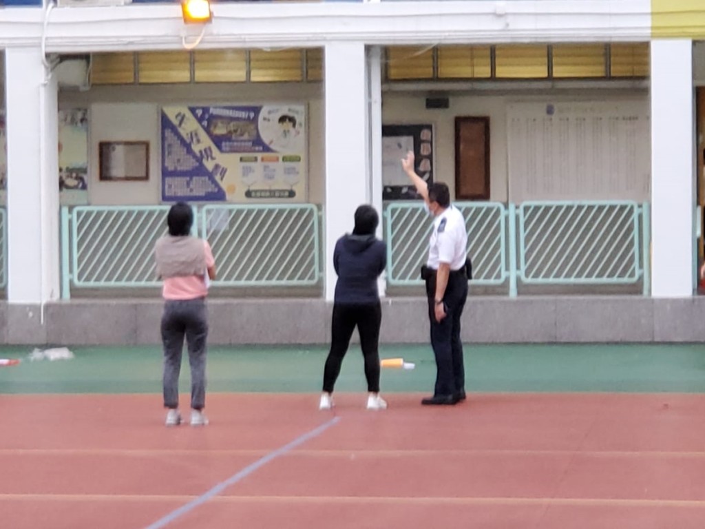 警員到校內調查。