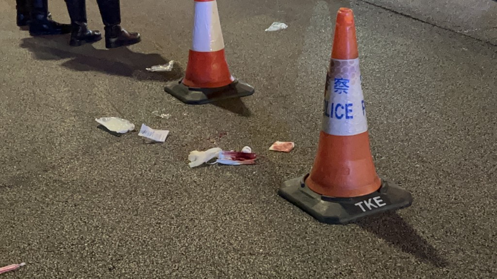 地面遗留染血纱布。