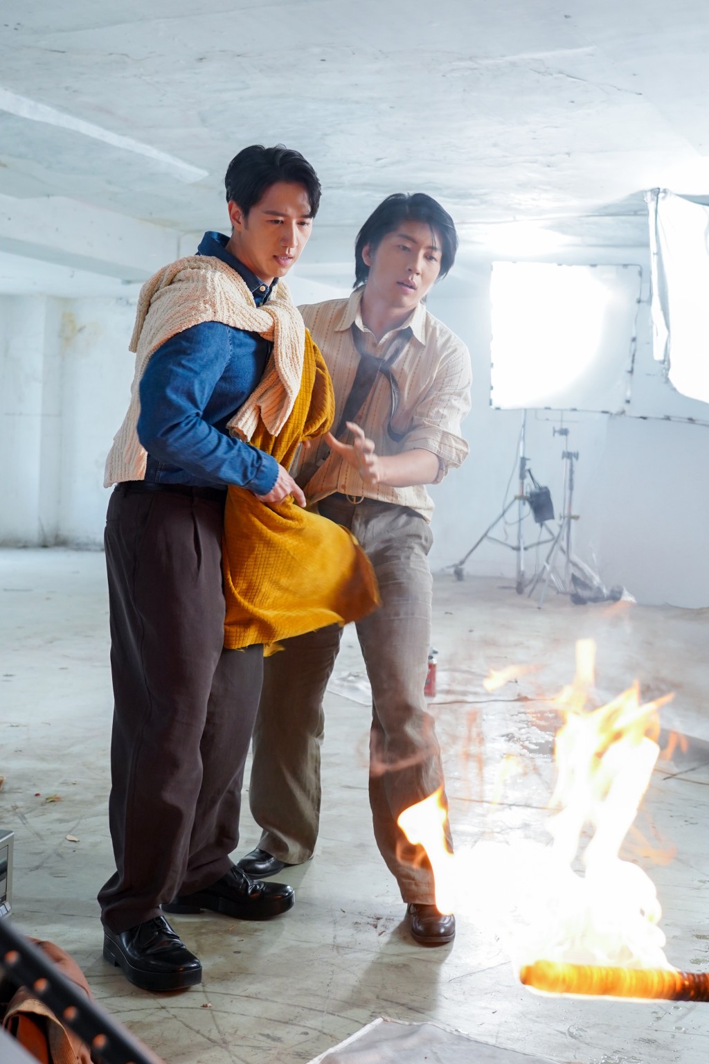 MV主角是一位富翁,他以高價在拍賣會上競投一支被火燒焦的咪高峰。 MV主角是一位富翁,他以高價在拍賣會上競投一支被火燒焦的咪高峰。