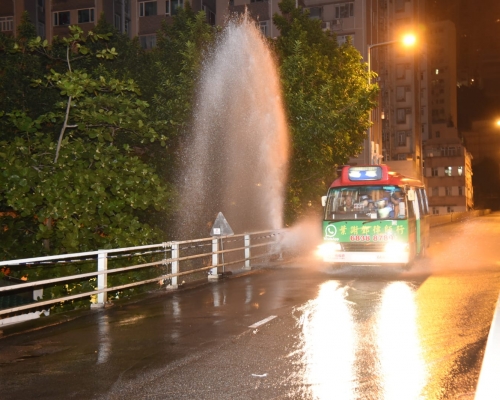 北角清風街天橋一條消防喉爆裂。