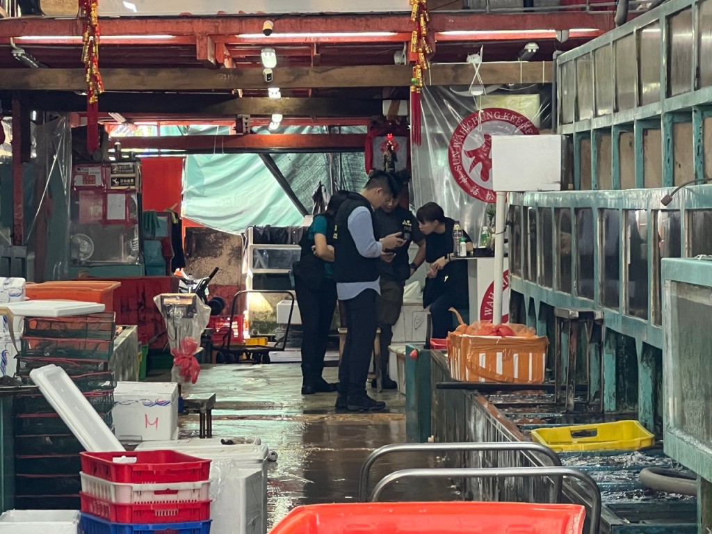 警方联同入境处出动约30人，巡查香港仔鱼市场。许兆峰摄