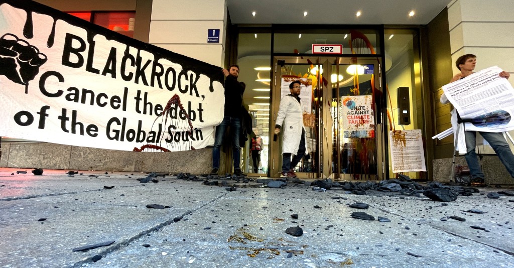 示威者強行闖入環球投資管理公司貝萊德（BlackRock）的巴黎總部大樓。路透