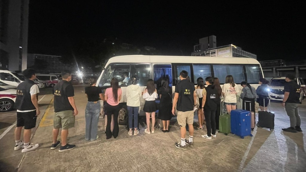 警方聯同境處元朗掃黃,拘捕16名內地女。警方提供圖片