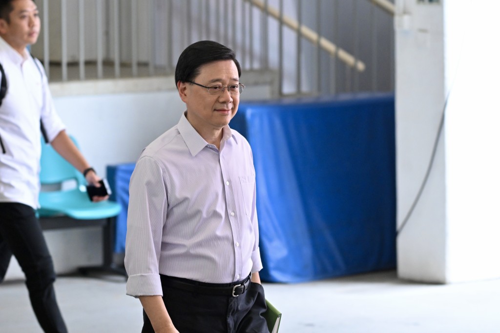 特首李家超出席諮詢會後見傳媒。劉駿軒攝 特首李家超出席諮詢會後見傳媒。劉駿軒攝