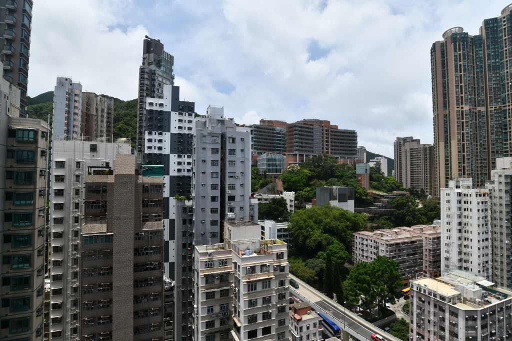 露台主要外望西半山一帶樓景。