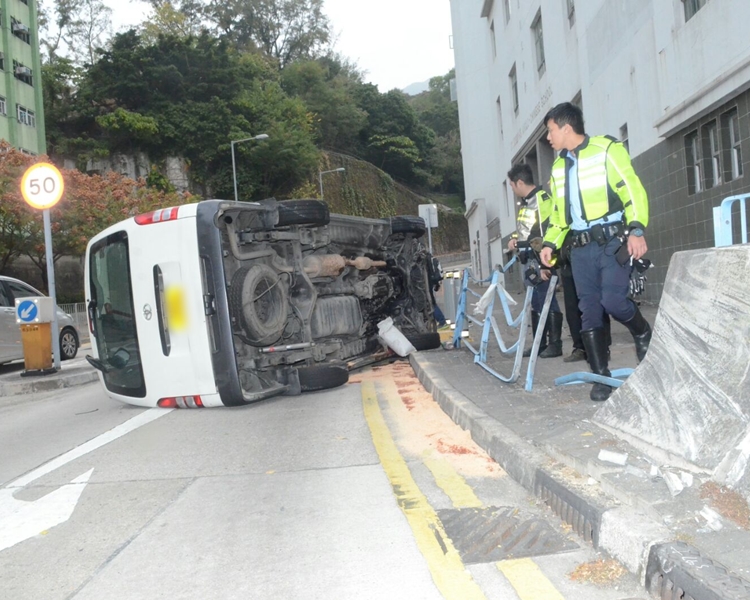 客貨車掃欄翻側。