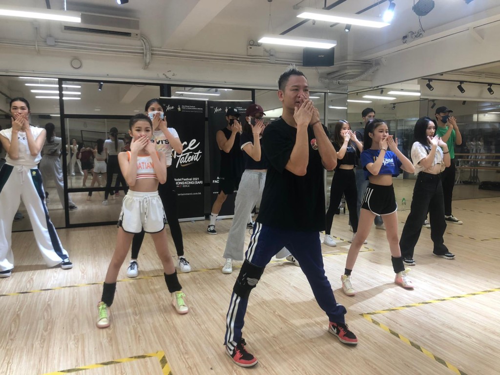 郭富城好友兼首席舞蹈總監Sunny Wong指導參賽者。