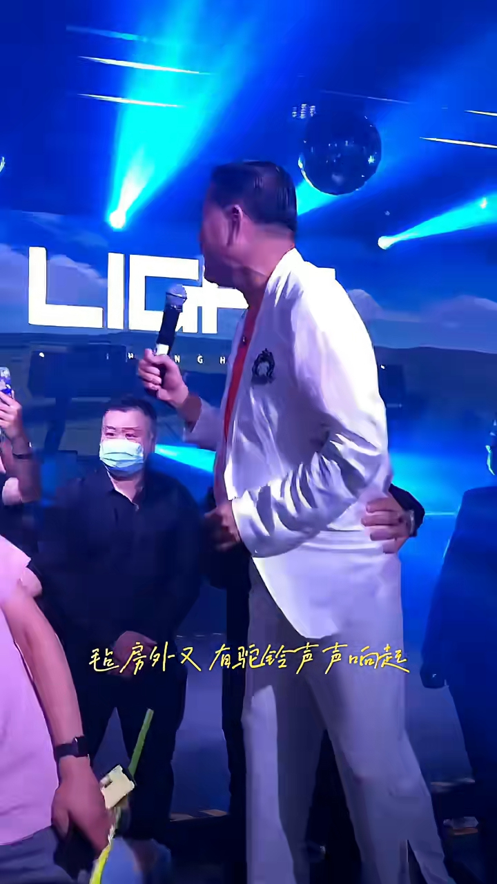 日前又有一段萬梓良險跌落台的短片瘋傳。 日前又有一段萬梓良險跌落台的短片瘋傳。