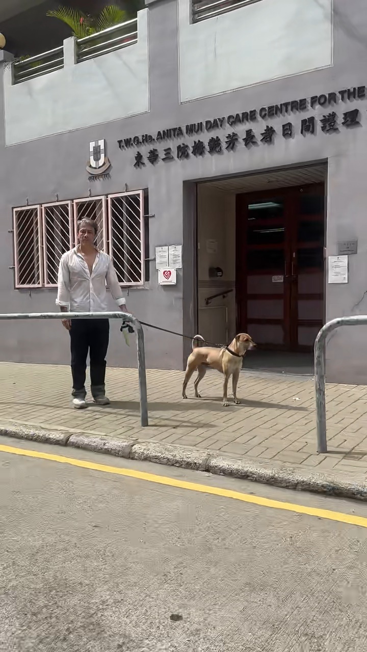 林德信近日邀請吳嘉龍拍片,見到吳嘉龍拖狗呆站日間互理中心門外。 林德信近日邀請吳嘉龍拍片,見到吳嘉龍拖狗呆站日間互理中心門外。
