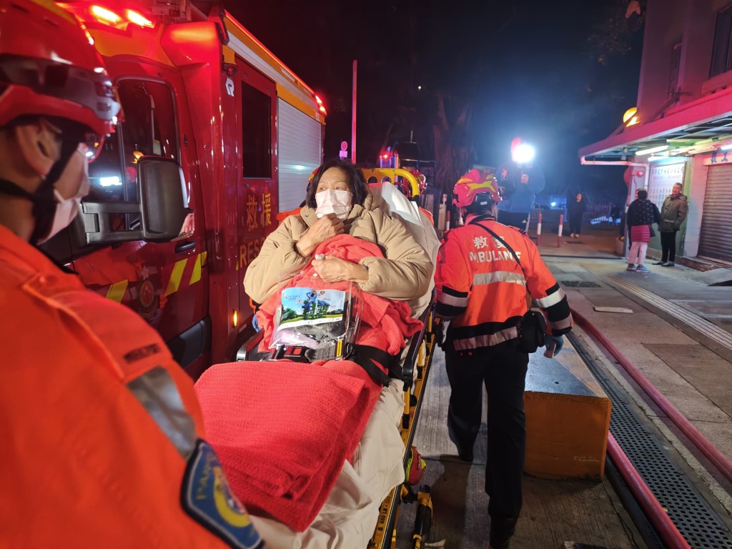 現場消息指，至少有四名居民，疑在疏散時因吸入濃煙不適送院。蔡楚輝攝