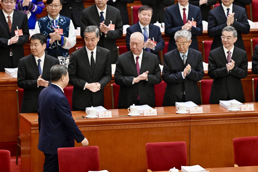 全国政协副主席梁振英、何厚铧在席。 全国政协副主席梁振英、何厚铧在席。