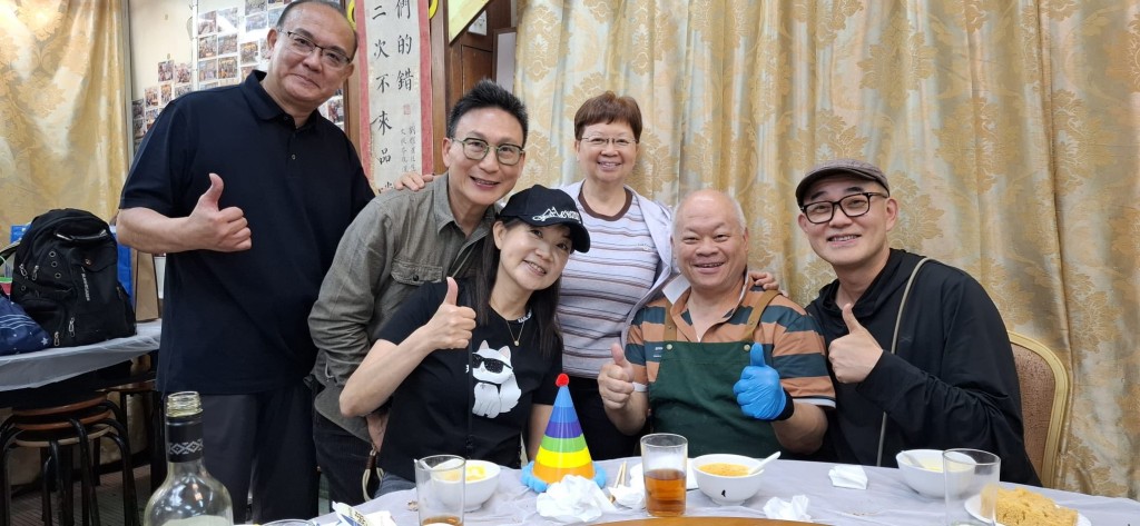 周國豐生日,除了姐姐、姐夫有到場外,他的其中一位哥哥(左1)亦有到場。 周國豐生日,除了姐姐、姐夫有到場外,他的其中一位哥哥(左1)亦有到場。