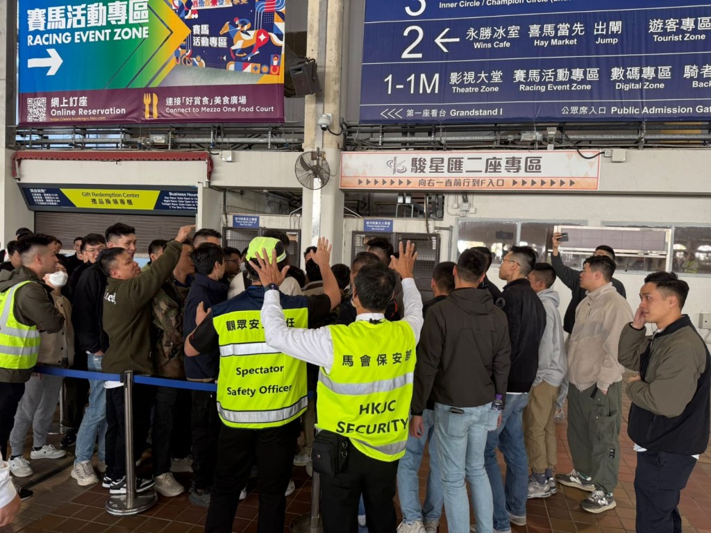 今次演练模拟沙田马场内有马迷因排队问题互相争执，并袭击现场其他观众。警方提供