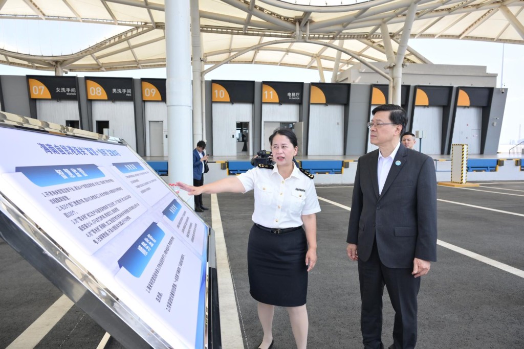 李家超（右一）考察南港「二線口岸」集中查驗場。政府新聞處