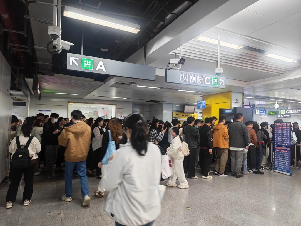 深圳地鐵留仙洞站因13號線開通，導致換乘客大增，繁忙時段出現擠堵情況。小紅書 