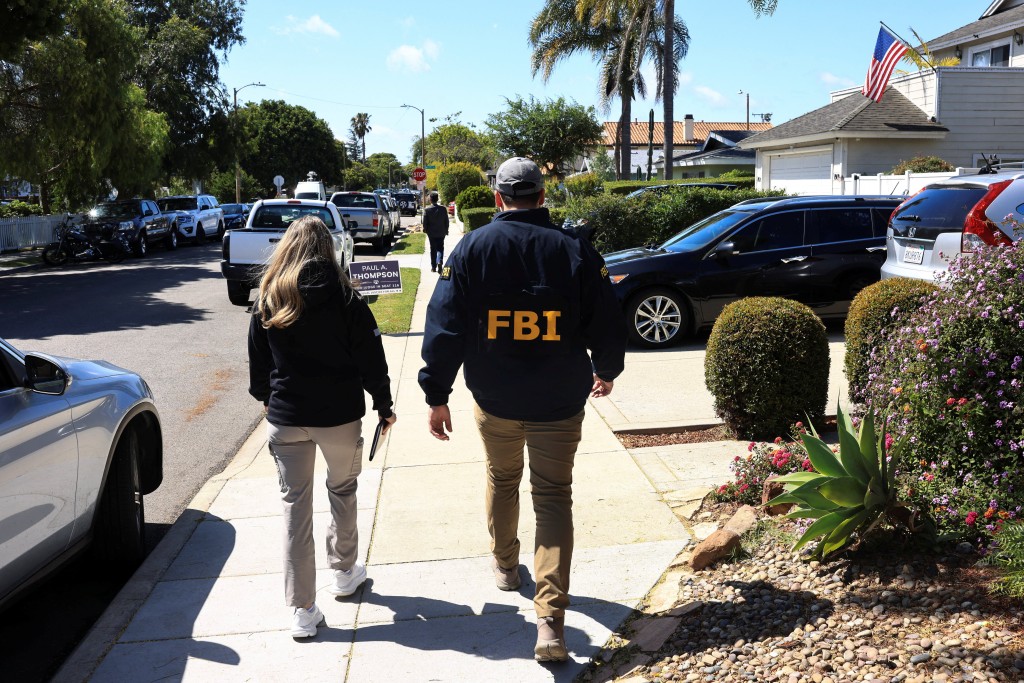 大批探员到枪手居住社区调查。美联社