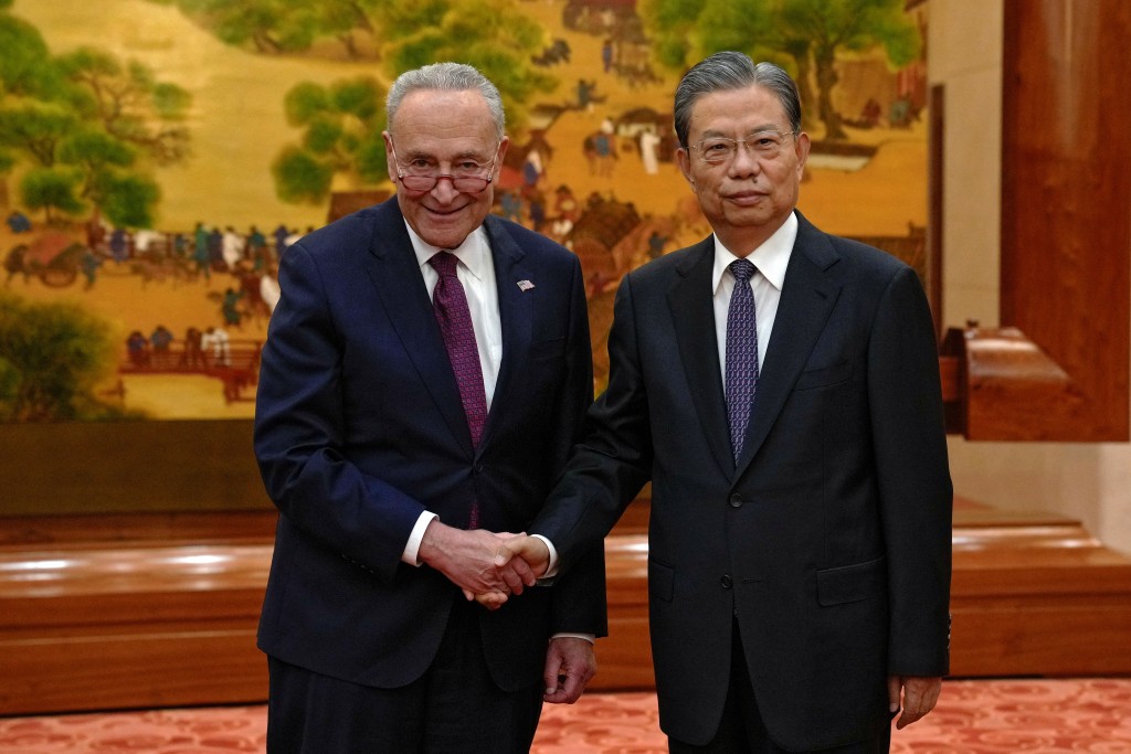 美国参议院多数党领袖舒默（左）正于北京访问，与全国人大常委会委员长赵乐际见面。路透社