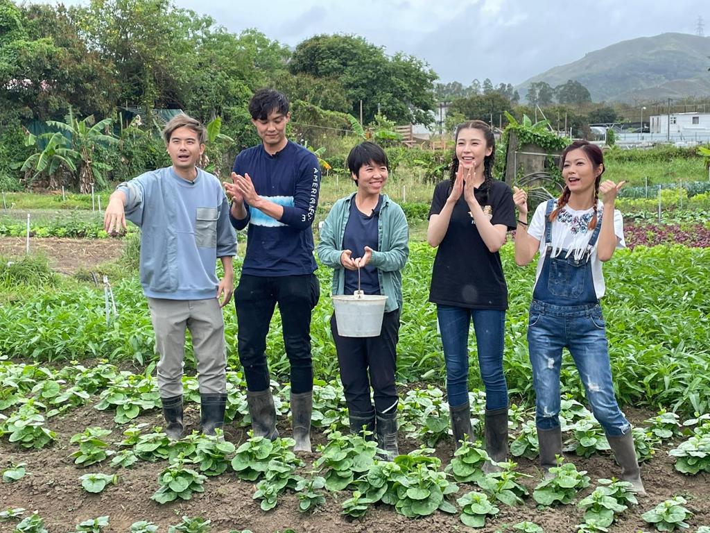 主持林子謙跟謝高晉、農夫Kelly、施匡翹、蔣嘉瑩齊齊體驗。