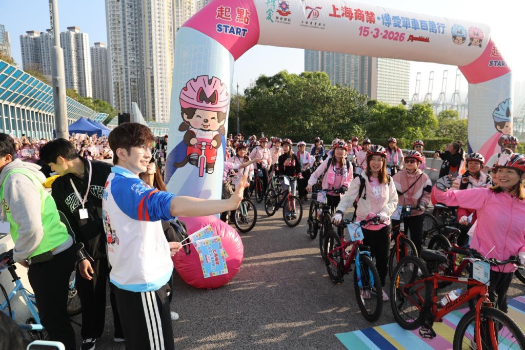 Anson Lo在起步點為神徒打氣。 Anson Lo在起步點為神徒打氣。