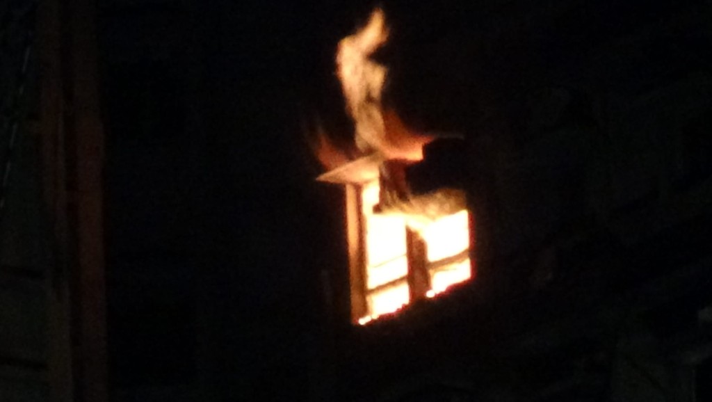 今日清晨約5時,宏道閣一個單位突然再冒出明顯火光,橙紅色火舌由窗框位置向上竄出,伴隨大量濃煙翻湧。蔡楚輝攝 今日清晨約5時,宏道閣一個單位突然再冒出明顯火光,橙紅色火舌由窗框位置向上竄出,伴隨大量濃煙翻湧。蔡楚輝攝