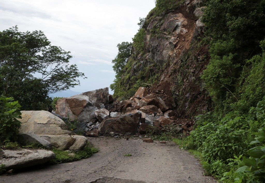 墨西哥米卻肯州威宗特拉地區，周一地震後，山體落石堵塞道路。路透