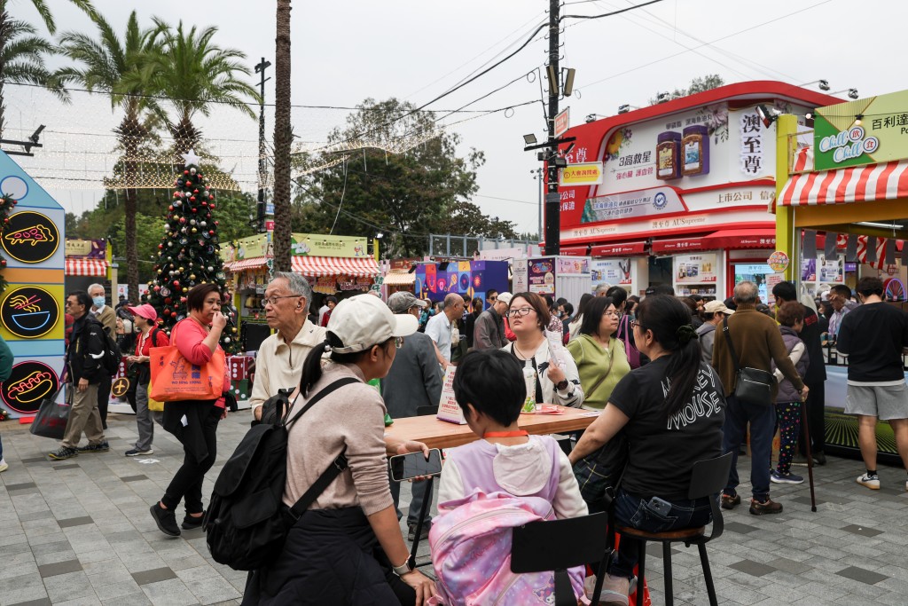 場內人滿為患,就餐座位難求。 場內人滿為患,就餐座位難求。