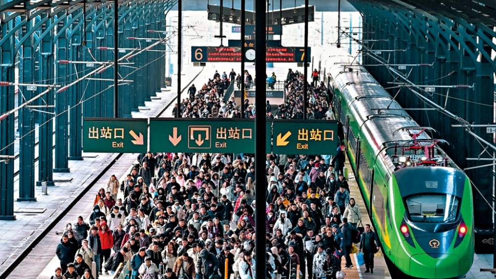 大批旅客在哈尔滨火车站出站。 新华社 大批旅客在哈尔滨火车站出站。 新华社