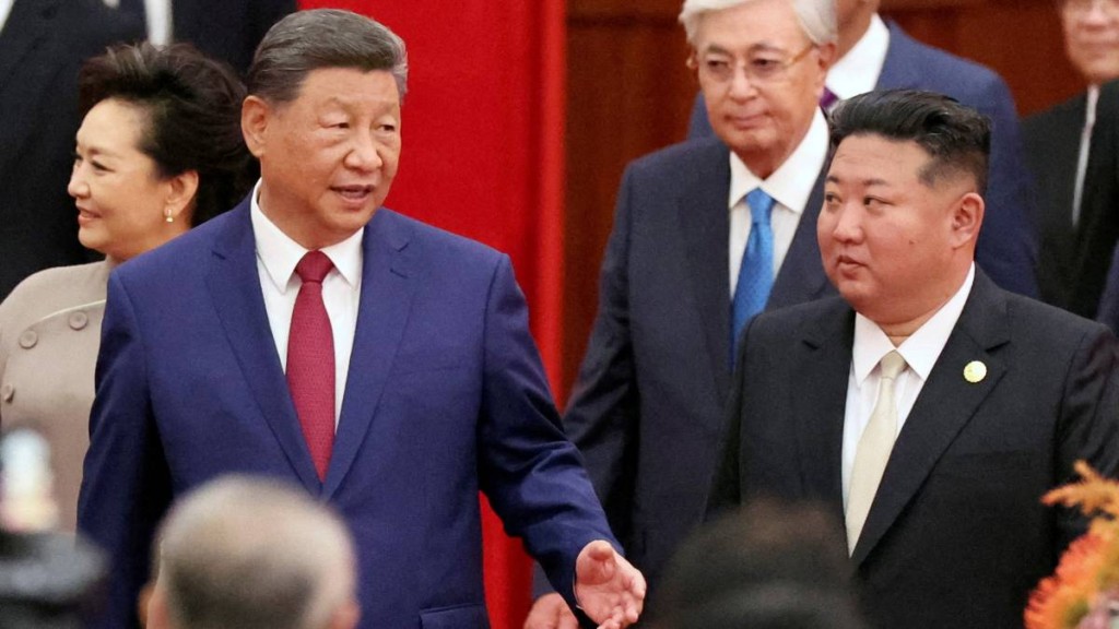 習近平應金正恩邀請，下周一訪北韓兩天。圖為金正恩去年出席中國的大閱兵。路透社