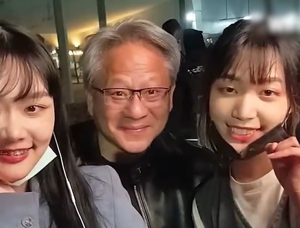 黄仁勋（中）曾被拍到和两位台湾女网红歌手在镜头前唱歌。