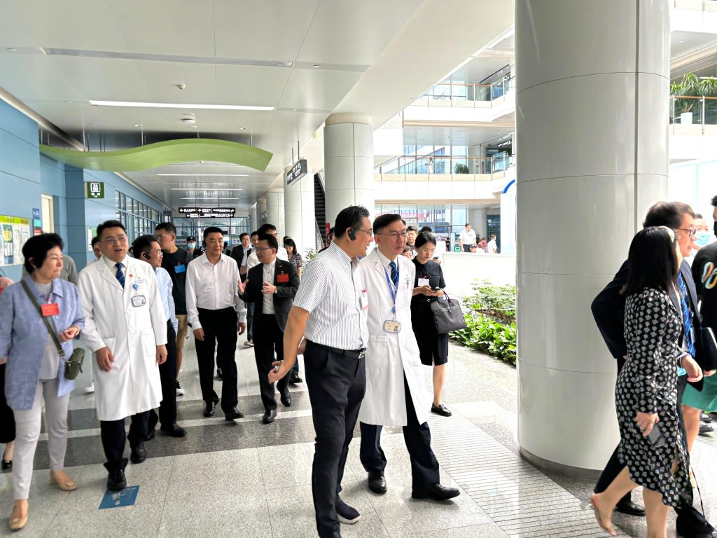 考察團到訪港大深圳醫院。