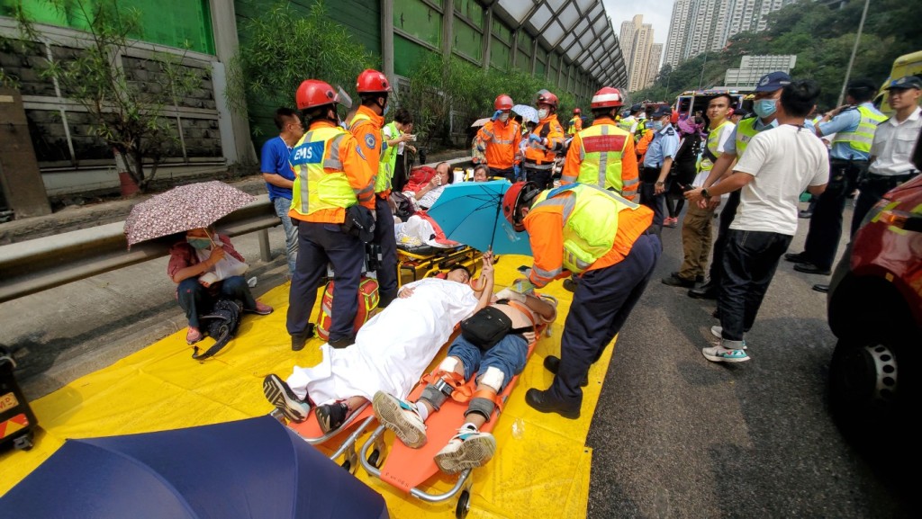 香港将军澳隧道4旅巴1货车相撞, 涉逾200学童, 至少75人伤