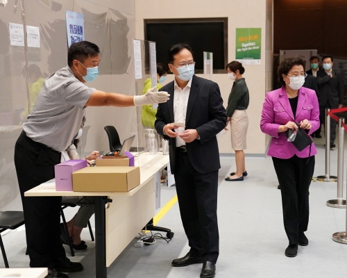 中聯辦四名副主任參與全民檢測。 新華社圖片