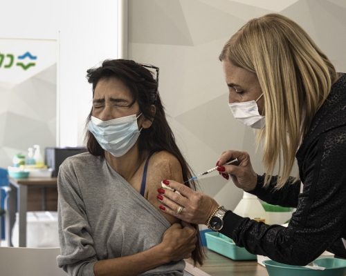 以色列女子正在接種輝瑞BioNTech新冠疫苗。AP圖片