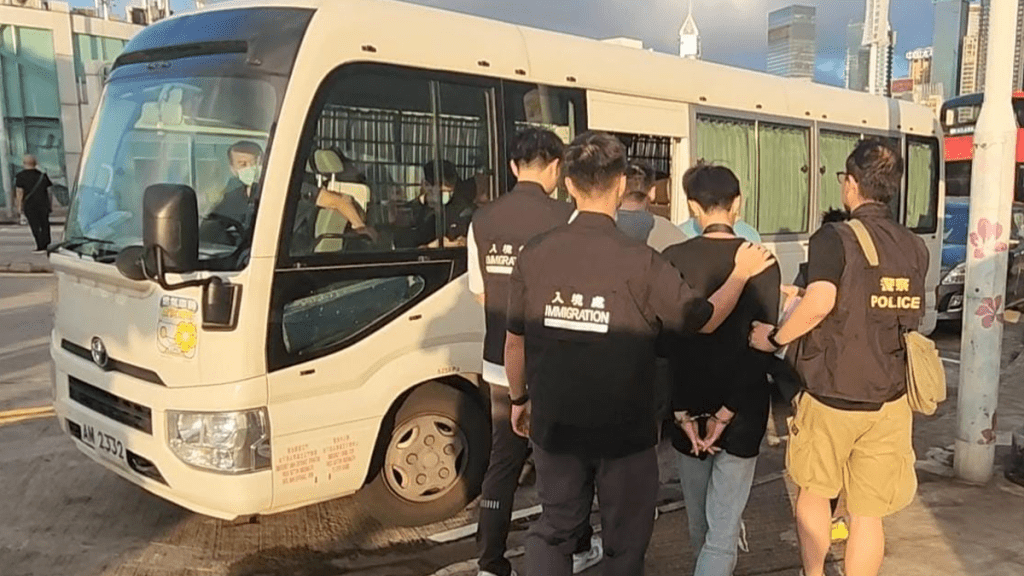 行動中，警方拘捕6人。警方提供