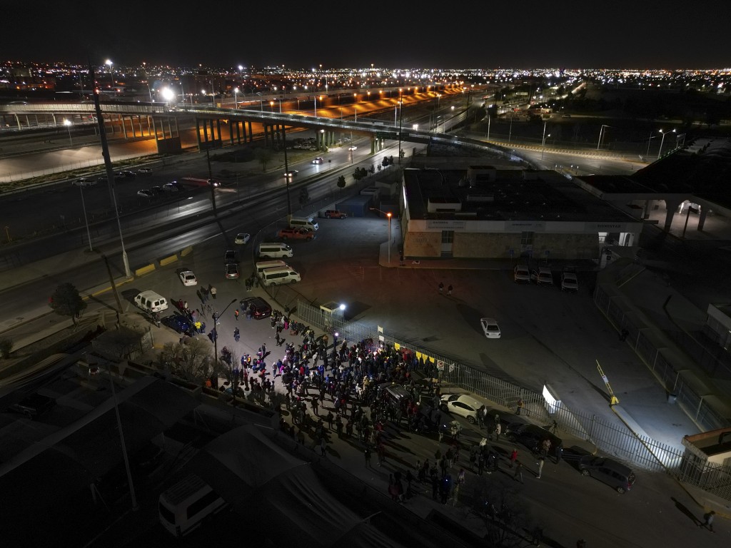 墨西哥邊境城市華雷斯城移民中心起火增至39死，民眾聚集悼念。AP