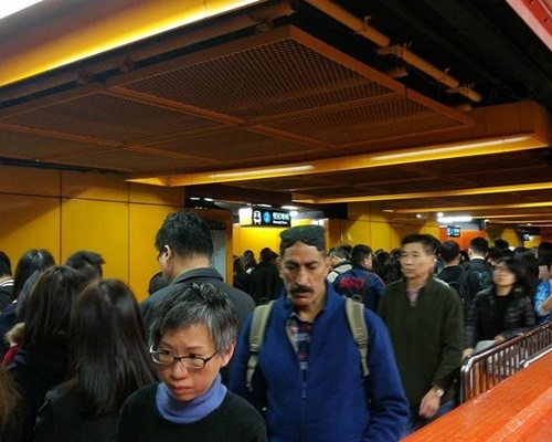 北角站今早塞爆。圖:突發時故報料區