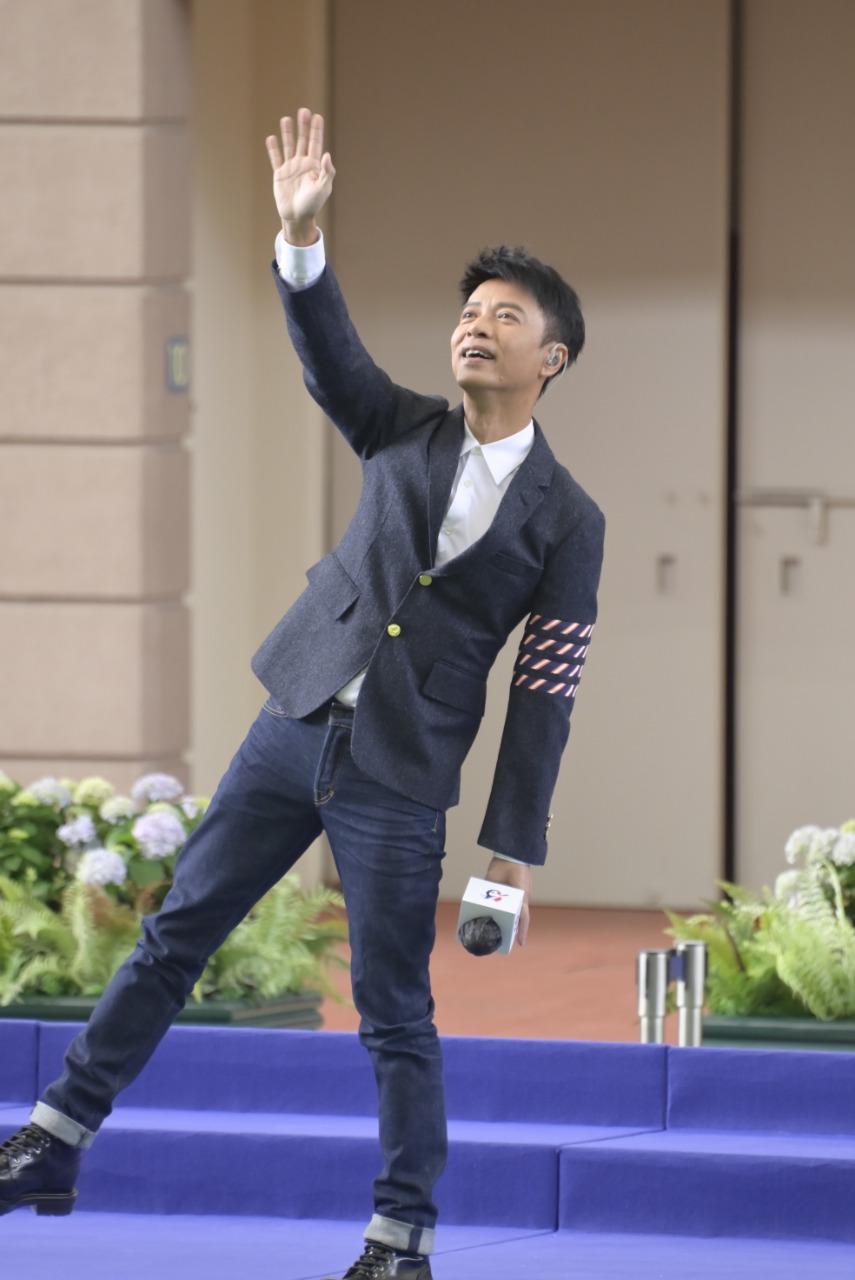 李克勤今日到沙田馬場為2022「浪琴香港國際賽事」綜合匯演擔任表演嘉賓，獻唱《紅日》和《飛花》等經典歌曲。