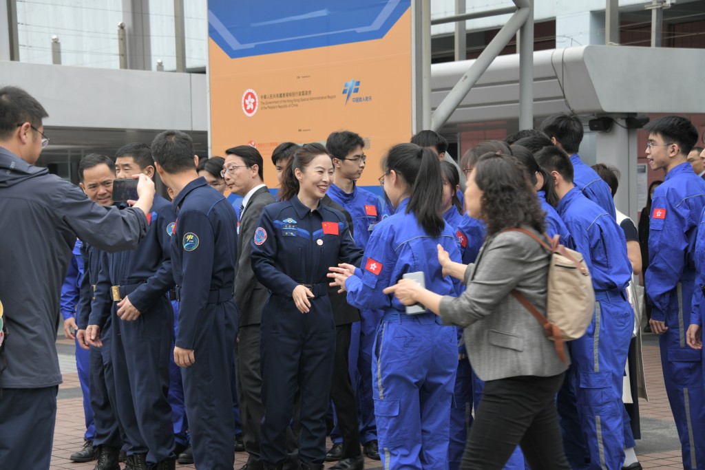 参加「少年太空人体验营」的香港中学生亦有出席开幕礼，并与航天员合影留念。黄伟强摄