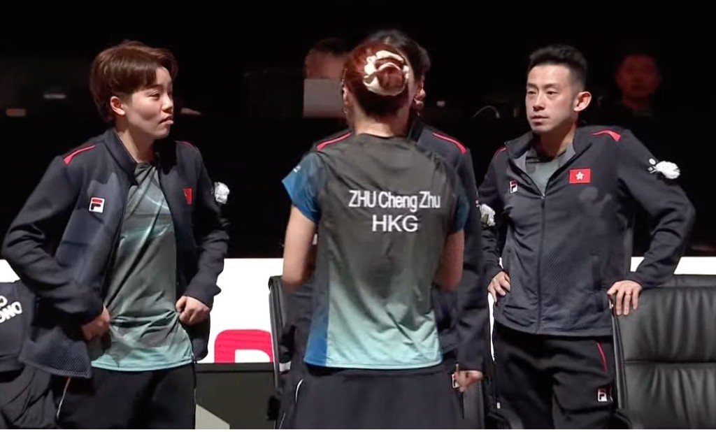 黃鎮廷（右）及杜凱琹（左）在揭幕戰第一場混雙出場。直播截圖