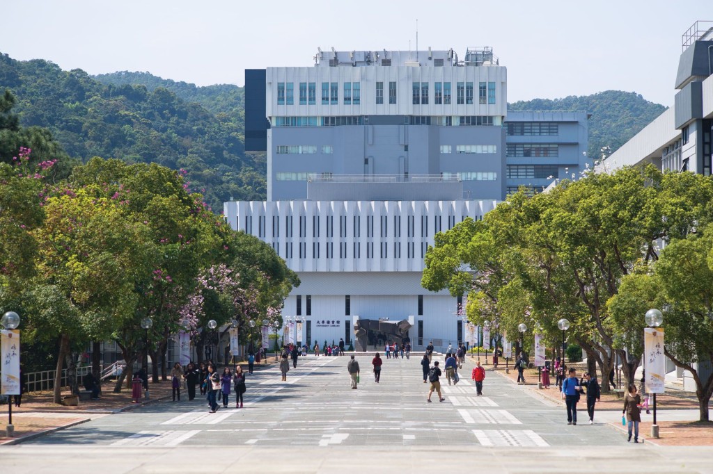 香港中文大學有八個學院，屬研究型綜合大學。