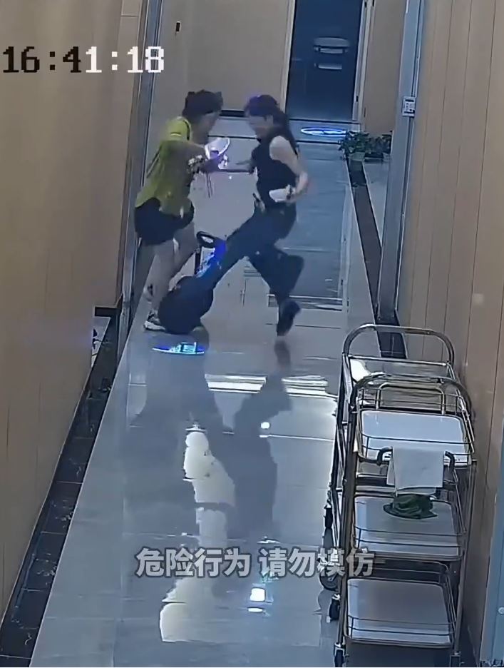 懷孕黑衣女在室內駕平衡車，與人相撞後小產。微博
