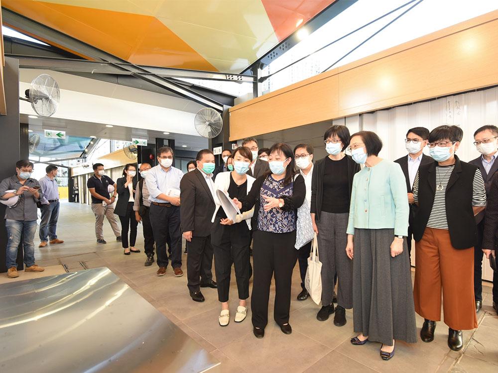 陳肇始（右四）今日視察位於天水圍的食環署天幕街市。政府新聞處圖片