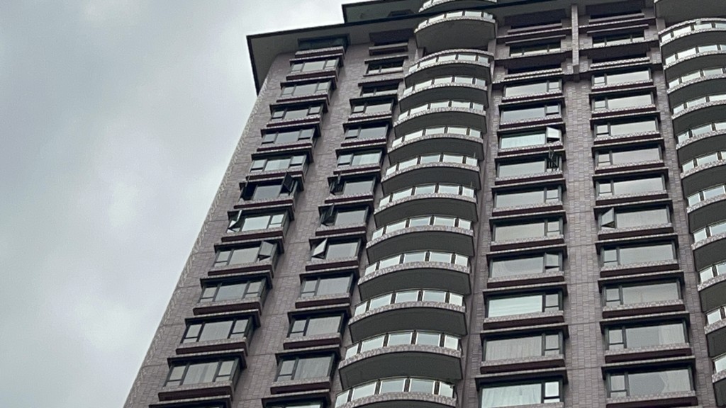 半山羅便臣道5號一住宅單位冒濃煙。楊偉亨攝 半山羅便臣道5號一住宅單位冒濃煙。楊偉亨攝