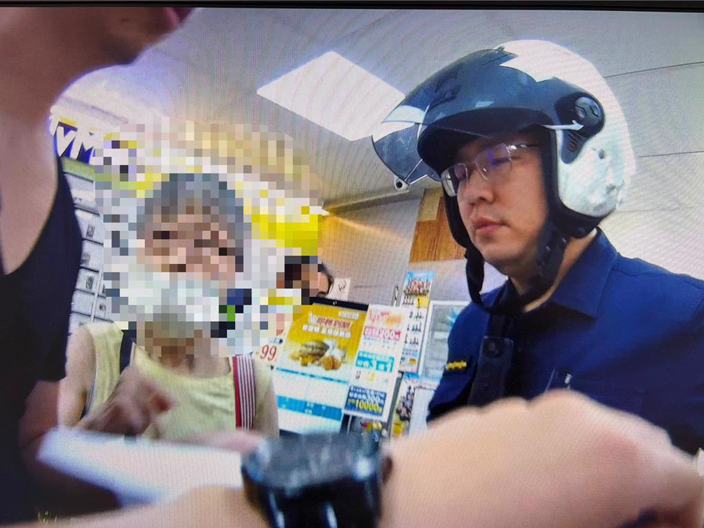 在捷運滋擾優先座乘客致被踢的老婦，10月1日因在便利店鬧事，揭發她是盜竊通緝犯，遭警方拘捕。