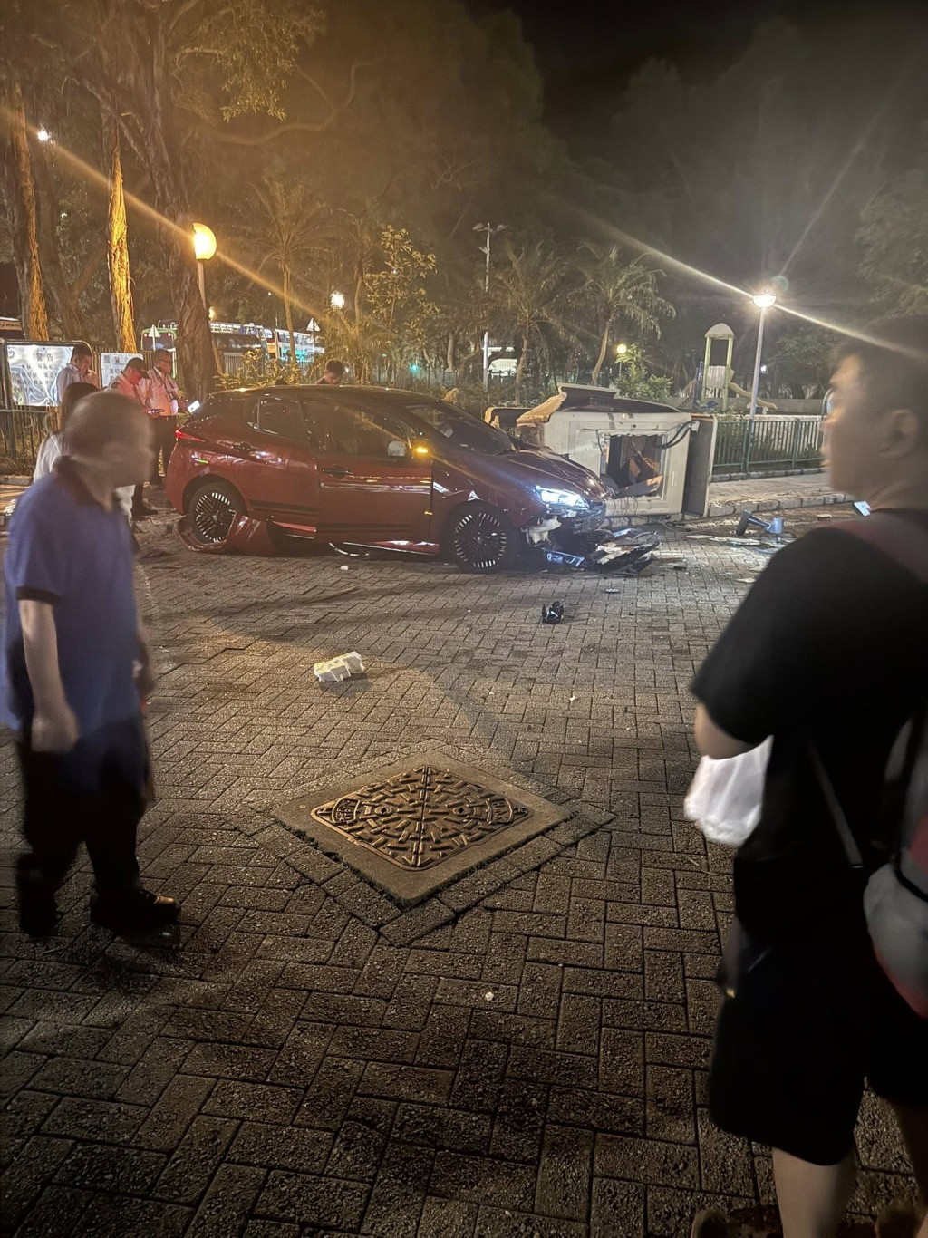 私家車將整個保安更亭撞冧。網上圖片